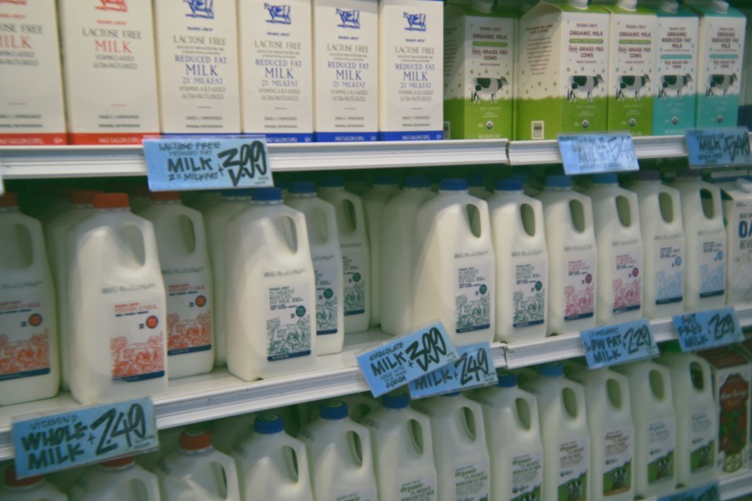 Grocery store shelves illustrating the prices households track when measuring inflation